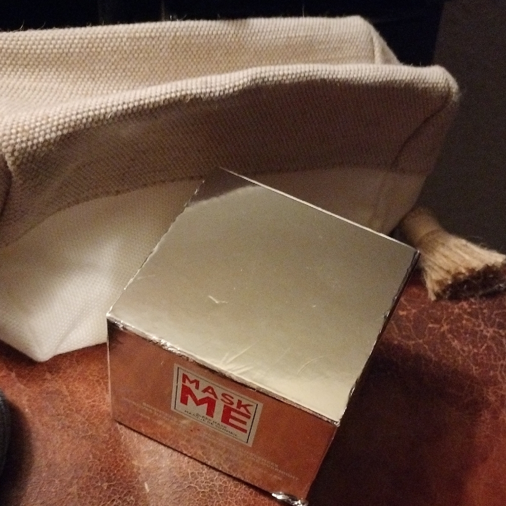 Mask Me moisturizing Mask And Cosmetic Bag
